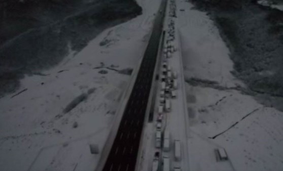 Kuzey Marmara Otoyolu'nda mahsur kalan TIR'lar böyle görüntülendi