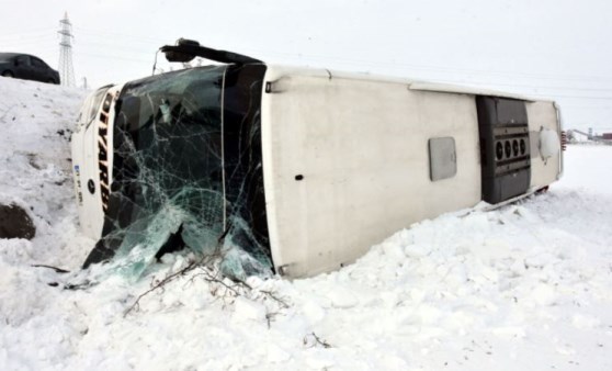 Bitlis’te yolcu otobüsü devrildi: 15 yaralı