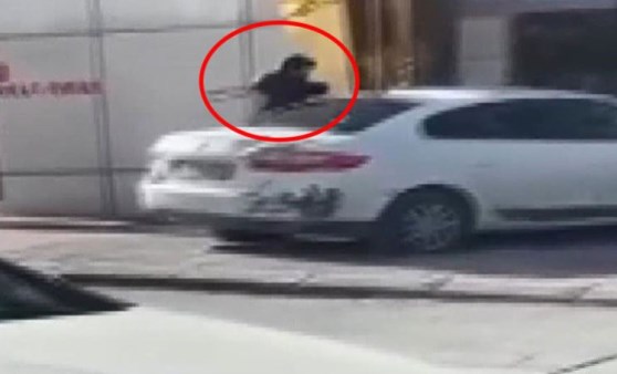 Beylikdüzü'nde düğün salonunun kapısına çarptığı otomobilini sopayla parçaladı