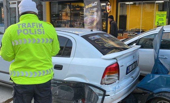 Alkollü sürücü park halindeki 4 araca çarparak durabildi