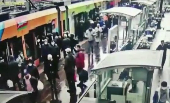 Beyazıt tramvay durağında silahlı kavga