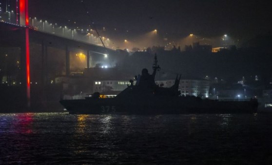 Rus askeri gemisi İstanbul Boğazı'ndan geçti