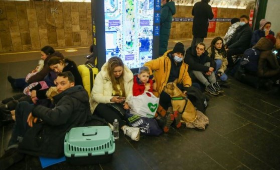 Kiev'de siviller metro istasyonlarına sığındı