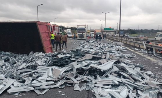 TEM Otoyolu'nda TIR devrildi: Yol ulaşıma kapandı