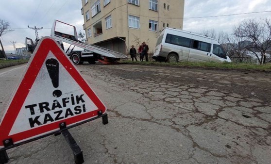 Freni tutmayan okul servisi kaza yaptı: 5 öğrenci yaralı