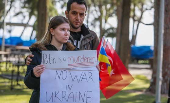 Rus Konsolosluğu önünde 3 kişilik protesto