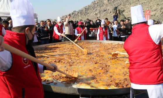 Dünyanın en büyük sucuklu yumurtası için 450 kilogram sucuk ve 3 bin yumurta kullanıldı