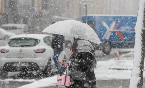 Günlerdir uyarı üstüne uyarı yapılan İstanbul’da kar başladı