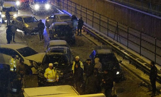 Bursa'da buzlanan yolda 11 araç kazaya karıştı (12 Mart 2022) (Video Haber)