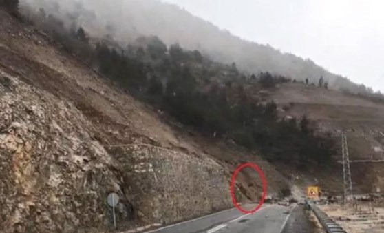 Artvin'de kayaların düştüğü yol kapandı; o anlar kameraya yansıdı