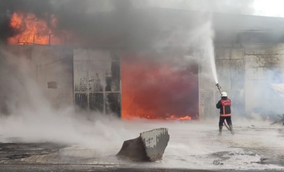 Şanlıurfa’da sünger atölyesi, alev alev yandı (12 Mart 2022) (Video Haber)