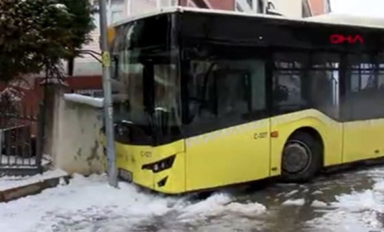 Ümraniye'de İETT otobüsü buzlanan yolda kaza yaptı (13 Mart 2022) (Video Haber)