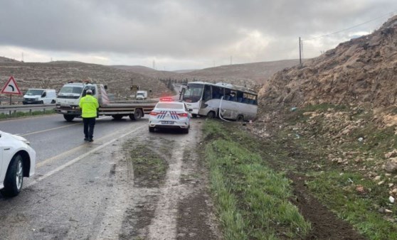 Fabrika işçilerini taşıyan servis devrildi: 15 yaralı (14 Mart 2022) (Video Haber)