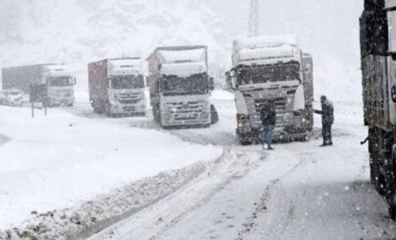 Zigana Geçidi'nde kar ve tipi ulaşımı aksatıyor