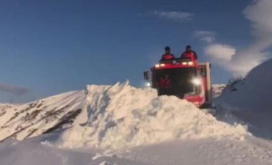 Yolu kardan kapanan mezradaki hasta, 6 saatlik çalışmayla hastaneye yetiştirildi