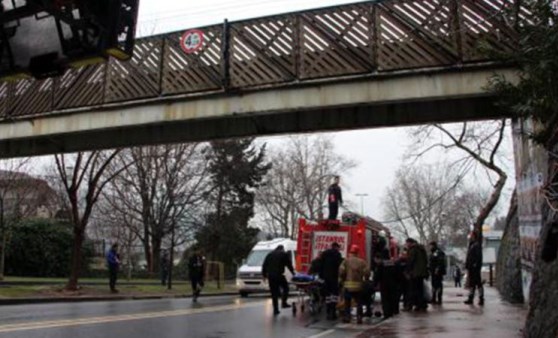 Şişli'de üst geçitten düştü; ilk müdahaleyi yoldan geçen doktor yaptı (17 Mart 2022) (Video Haber)