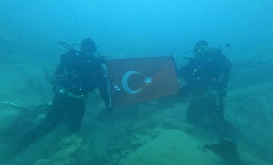 Kahramanmaraşlı itfaiyeciler, Çanakkale şehitlerini su altında Türk bayrağı açarak andı