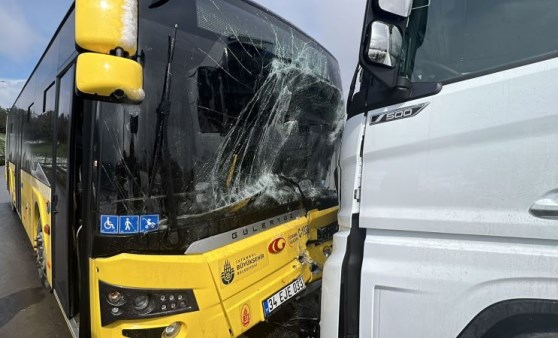 Sancaktepe'de ters yöne giren TIR İETT otobüsüyle kafa kafaya çarpıştı (18 Mart 2022) (Video Haber)