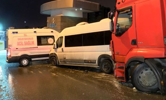 Buzlanma nedeniyle kontrolden çıkan TIR servis aracı ve ambulansa çarptı (19 Mart 2022) (Video Haber)