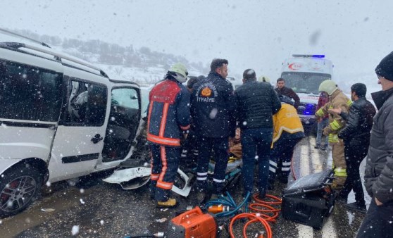 Mardin'de 2 araç kafa kafaya çarpıştı: 3 ölü, 6 yaralı (19 Mart 2022) (Video Haber)