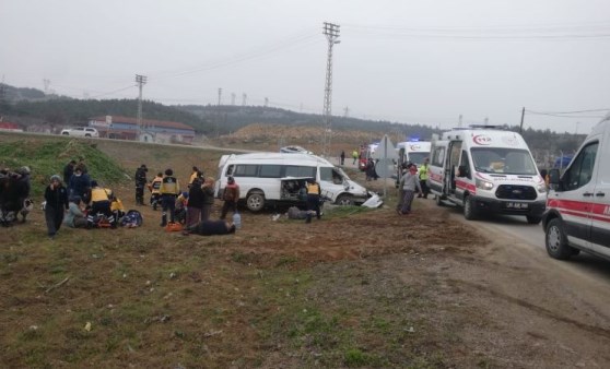 Tarım işçilerini taşıyan minibüs devrildi: 17 yaralı (23 Mart 2022) (Video Haber)