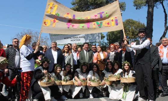 Alaçatı Ot Festivali'nde 'zeytinime dokunma' çağrısı