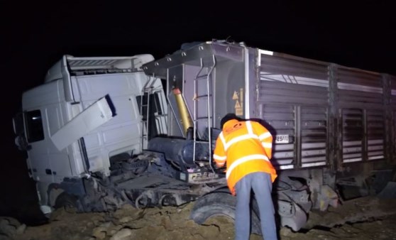 Kırşehir'de TIR ile minibüs çarpıştı: 1 ölü, 1 yaralı (26 Mart 2022) (Video Haber)