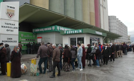 İzmir TMO'da metrelerce kuyruk: 'Hiçbir şey alamadan gidiyorum'