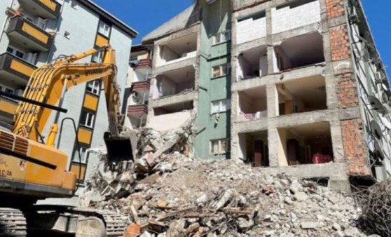 Yanındaki apartman yıkılınca anlaşıldı: İstanbul'da bir bina daha 'duvarsız' çıktı (10 Nisan 2022) (Video Haber)