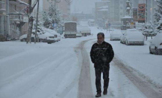 Kars Nisan ayında kışı yaşıyor: Kentte kar kalınlığı 20 santimetreyi geçti (13 Nisan 2022) (Video Haber)