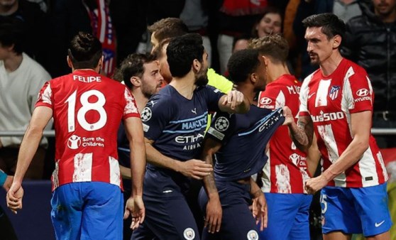 Atletico Madrid-Manchester City maçında gergin anlar! Saha karıştı