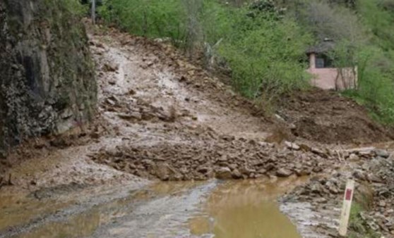 Trabzon'da heyelan yol kapattı