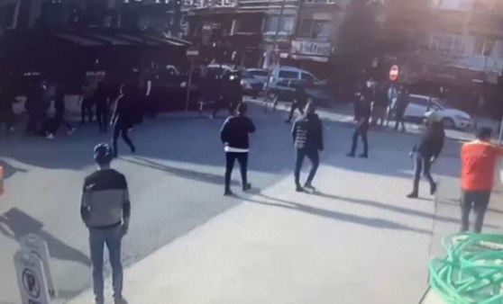 Pendik’te caddede silahlı kavga; 2 yaralı (15 Nisan 2022) (Video Haber)