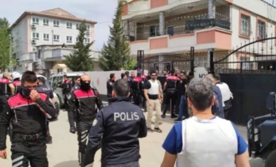 Adana'da kendisini almaya gelen polislere ateş açtı: 1 ağır yaralı (16 Nisan 2022) (Video Haber)