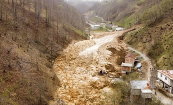 Trabzon’da heyelan; 3 ev toprak altında kaldı (18 Nisan 2022) (Video Haber)