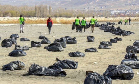 Van Gölü sahilinden 45 ton çöp toplandı (18 Nisan 2022) (Video Haber)