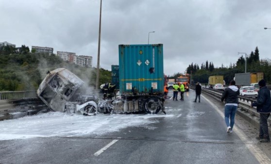 Kocaeli'de TIR yandı; otoyol ulaşıma kapandı (19 Nisan 2022) (Video Haber)