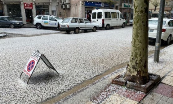 Kastamonu'da fındık büyüklüğünde dolu: Cadde ve sokaklar beyaza büründü (19 Nisan 2022) (Video Haber)