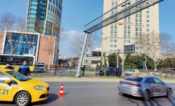 Kuvvetli rüzgar nedeniyle... Büyükdere Caddesi trafiğe kapatıldı (02 Nisan 2022) (Video Haber)