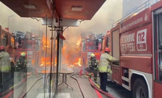 Sarıyer’de korkutan yangın: Alevler itfaiye aracına da sıçradı! (02 Nisan 2022) (Video Haber)