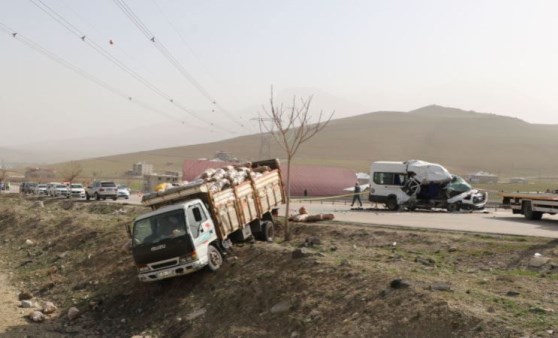 Van'da yolcu minibüsü, kamyona çarptı! Yaralılar var (21 Nisan 2022) (Video Haber)