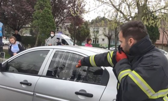 Otomobilde mahsur kalan kadın kurtarıldı (22 Nisan 2022) (Video Haber)