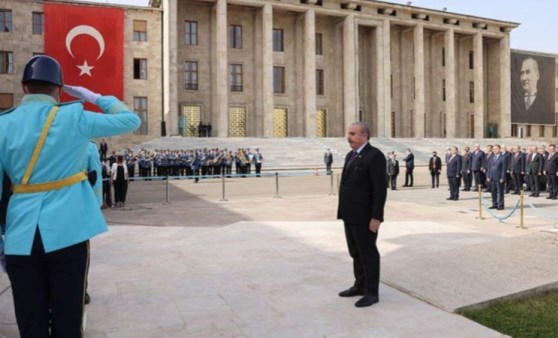 TBMM'deki Atatürk Anıtı önünde tören düzenlendi (23 Nisan 2022) (Video Haber)