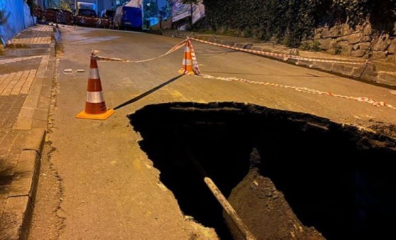 Şişli’de yol çöktü, etrafı kanalizasyon kokusu sardı (24 Nisan 2022) (Video Haber)