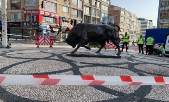 Kadıköy'ün simgesi Boğa heykeli 15 gün süreyle bakıma alındı (24 Nisan 2022) (Video Haber)