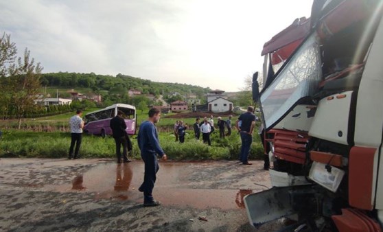 Sakarya'da kamyon ile otobüs çarpıştı: Çok sayıda yaralı (25 Nisan 2022) (Video Haber)