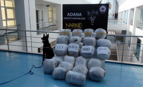 Adana'da sebze kasalarına gizlenen 113 kilo esrarı 'Uzi' buldu (29 Nisan 2022) (Video Haber)