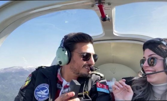 Uçak kazasında ölen pilot Furkan Otkum, kız arkadaşına uçakta evlenme teklif etmiş (29 Nisan 2022) (Video Haber)