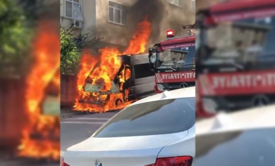 Ümraniye'de park halindeki servis minibüsü alev alev yandı (29 Nisan 2022) (Video Haber)