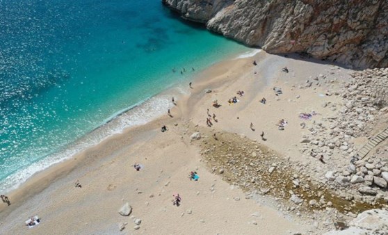 Termometreler 20 dereceyi gösterdi: Turistler Kaputaş Plajı'na akın etti